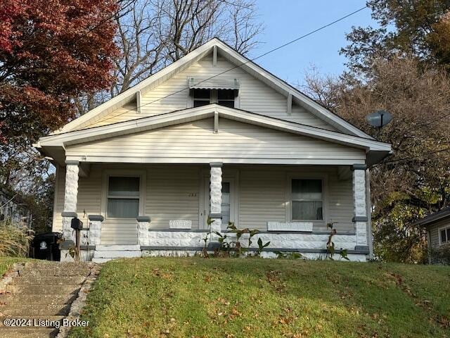 view of front facade featuring a front yard