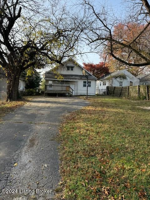 view of front of house featuring a front lawn