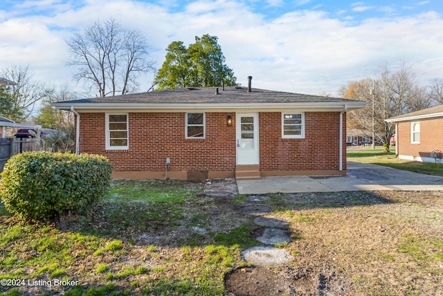 view of front of property with a patio and a front lawn