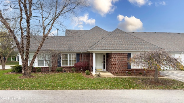 view of front facade featuring a front yard