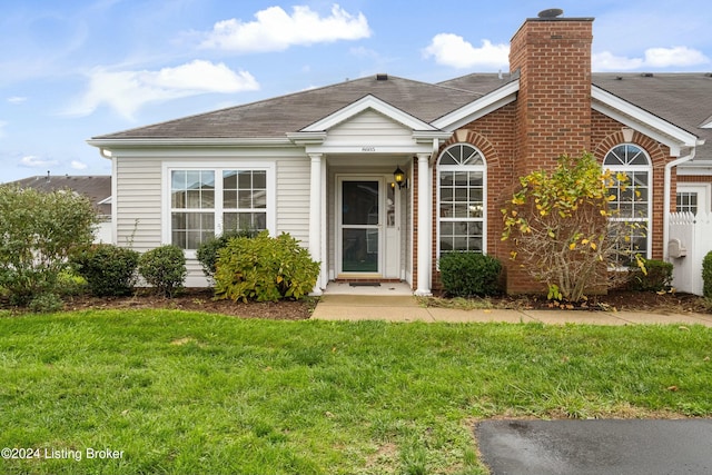 view of front facade featuring a front yard