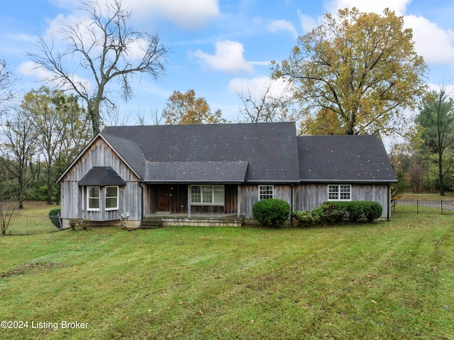 ranch-style home featuring a front lawn