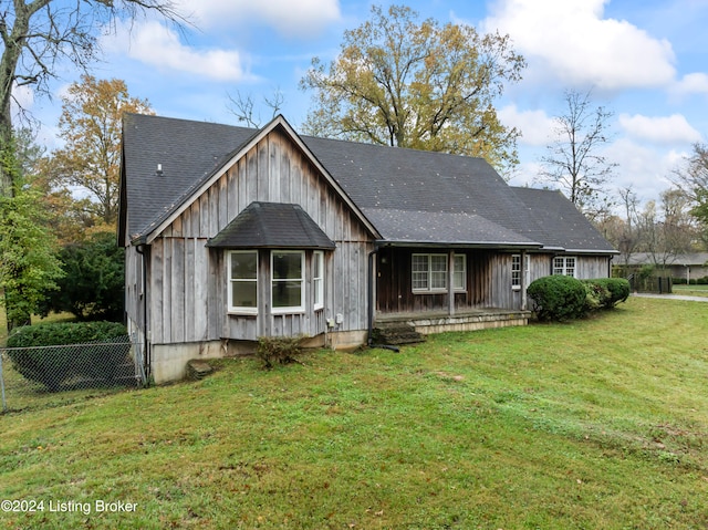 view of front of property featuring a front yard