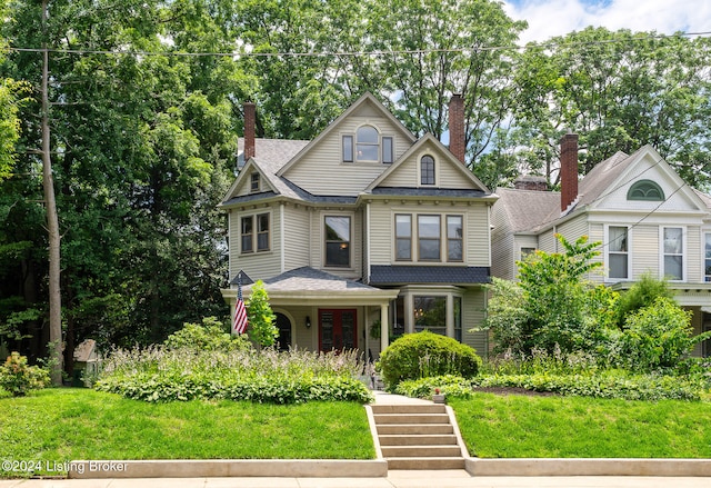 view of front of house featuring a front lawn