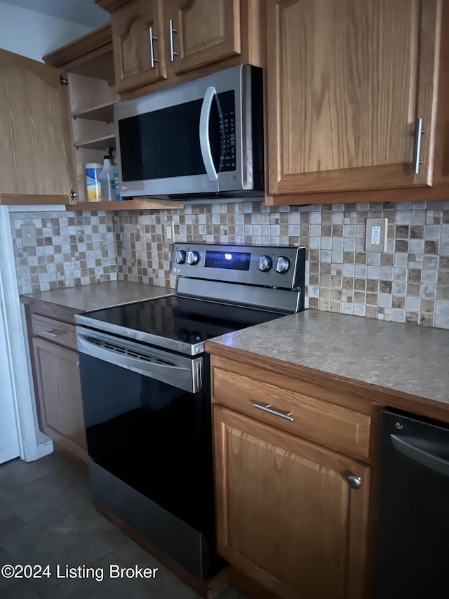 kitchen featuring backsplash and appliances with stainless steel finishes