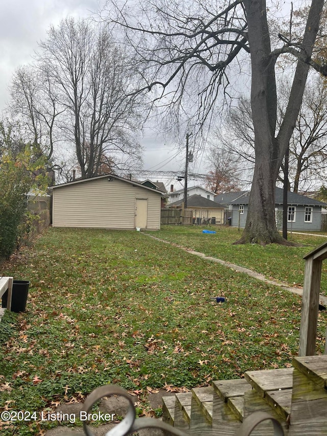 view of yard with an outdoor structure