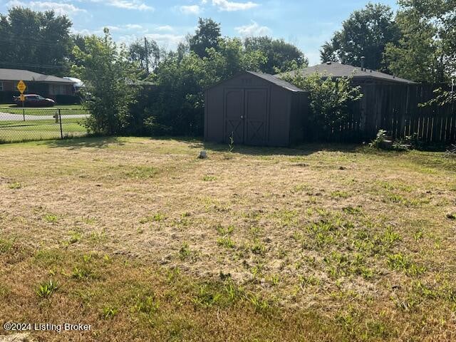 view of yard with a shed