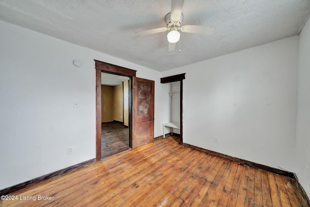 unfurnished bedroom with a textured ceiling, light wood-type flooring, and ceiling fan