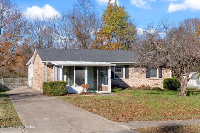 view of front of property featuring a front yard