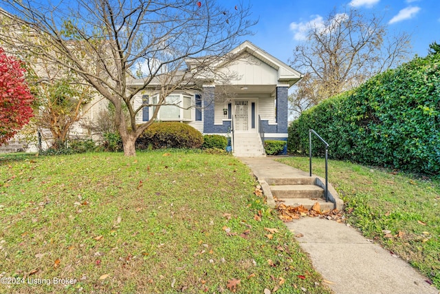 view of front of house featuring a front lawn