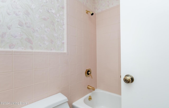 bathroom featuring tiled shower / bath combo