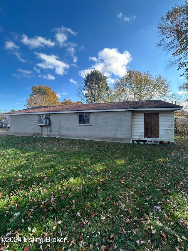 back of house featuring a lawn