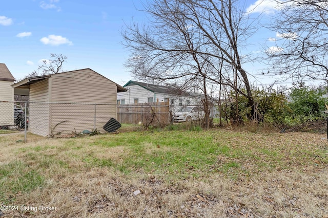 view of yard featuring a shed