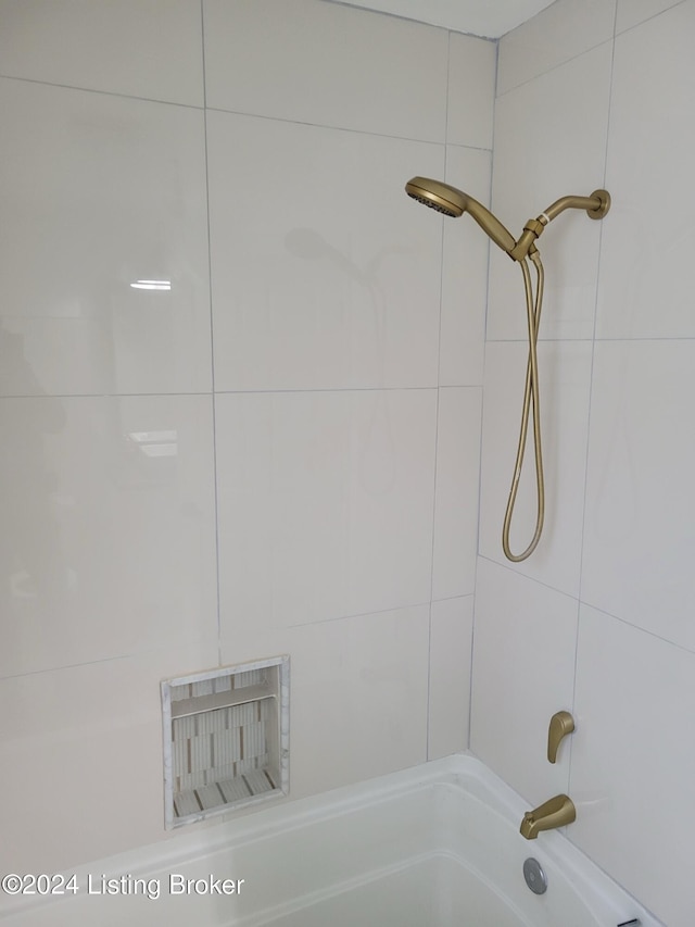 bathroom featuring tiled shower / bath