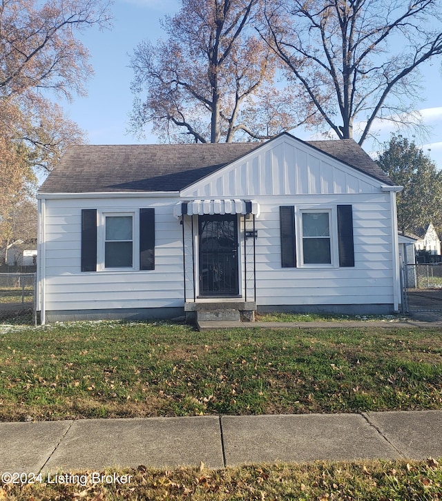 view of front of property featuring a front yard