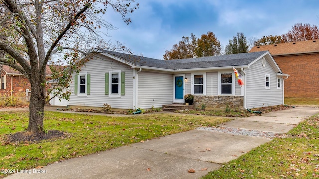 single story home featuring a front lawn