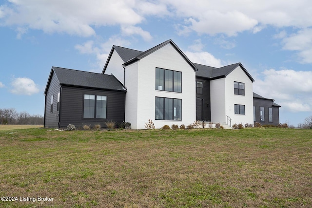 view of front of property featuring a front lawn