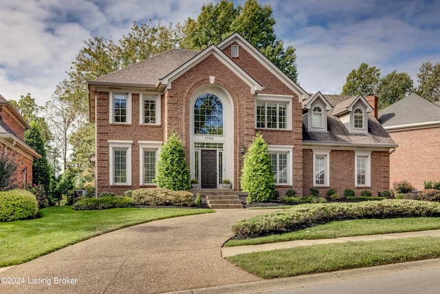 view of front of property featuring a front yard