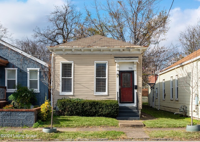 view of front facade featuring a front lawn