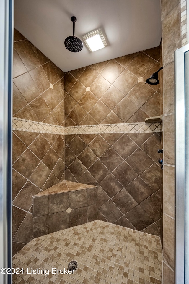 bathroom featuring a tile shower