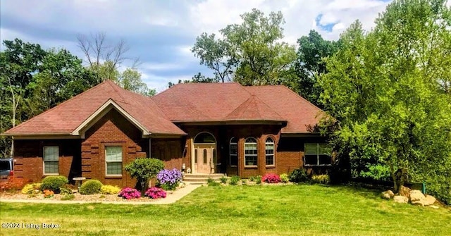 view of front of property with a front yard