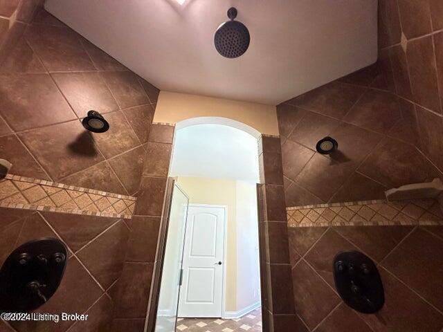 bathroom featuring a tile shower