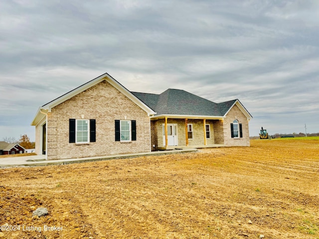 view of front of house featuring a front lawn