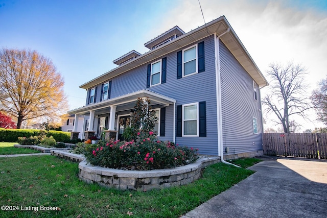 view of front of property featuring a porch and a front lawn