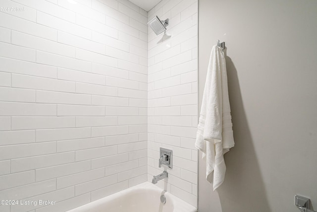 bathroom with tiled shower / bath combo