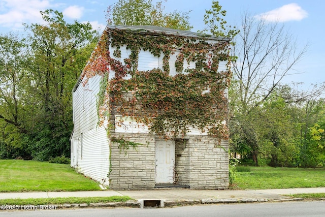 view of front facade with a front lawn