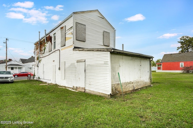 view of side of property featuring a lawn