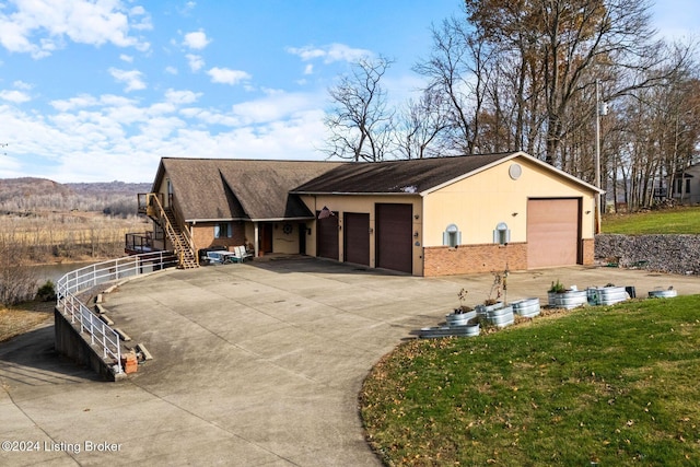 view of front facade featuring a garage