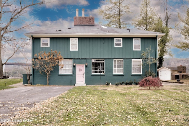 view of front of property featuring a front lawn