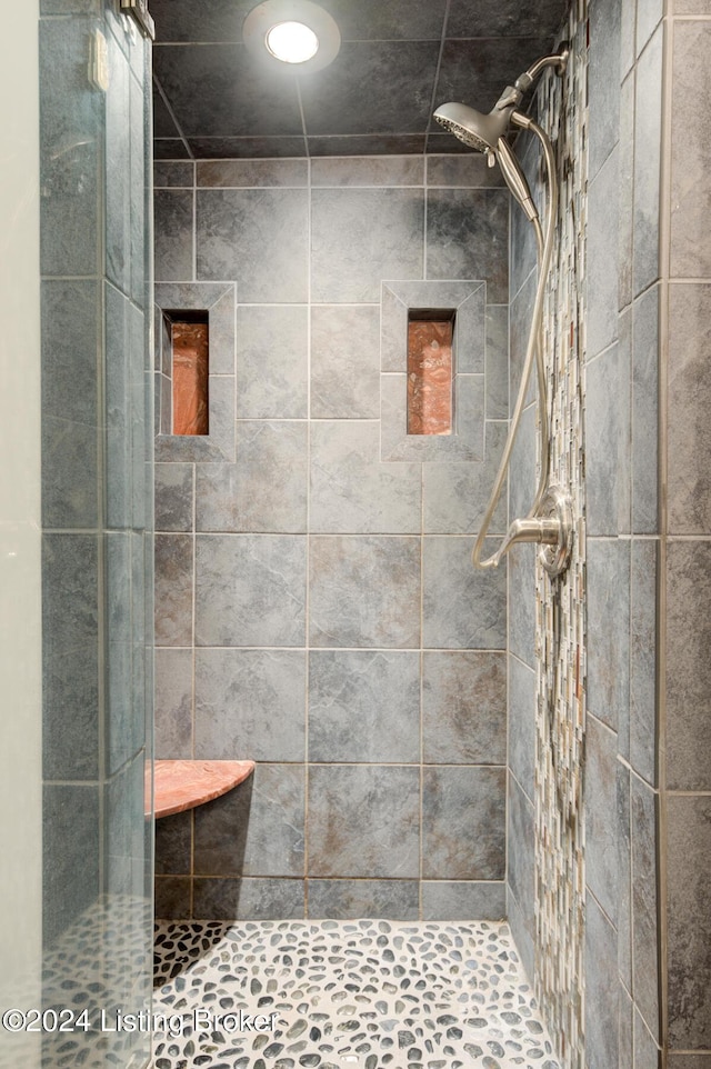 bathroom featuring tiled shower