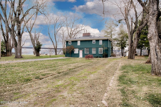 view of front of home featuring a front lawn