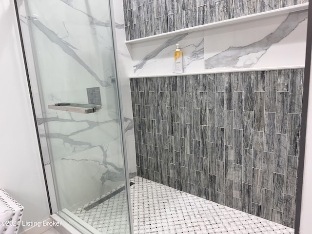 bathroom featuring a tile shower