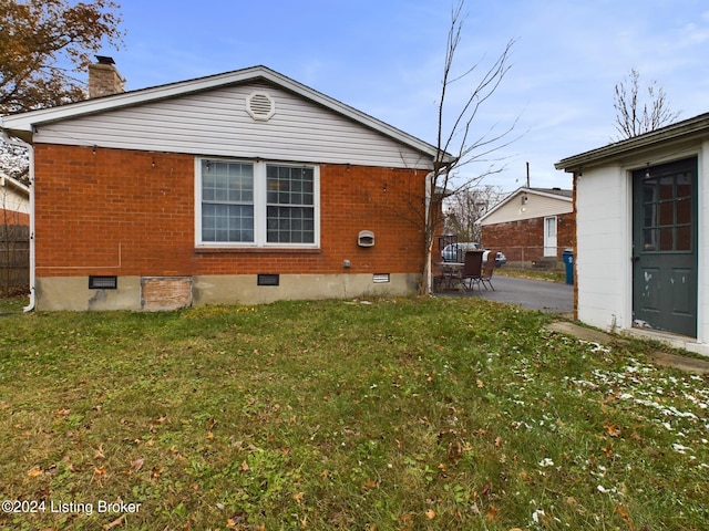 view of side of property featuring a lawn