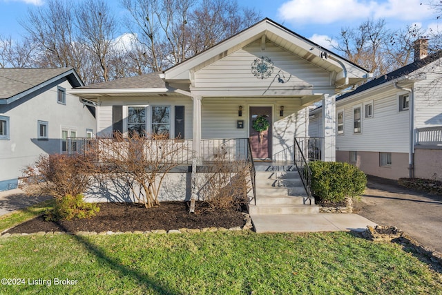 bungalow-style house featuring a front lawn