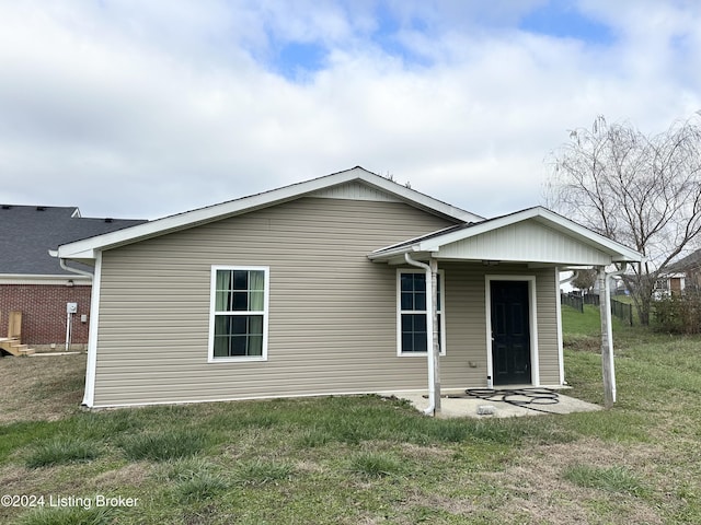 view of front of house featuring a front yard