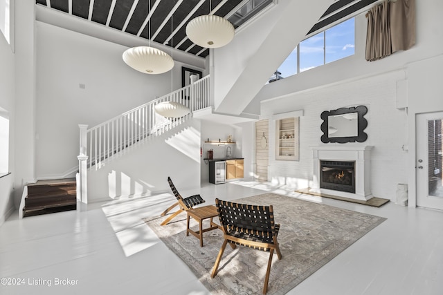 living room featuring sink and a high ceiling