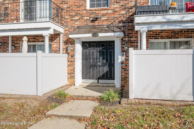 property entrance featuring a balcony