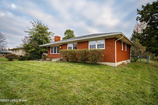 view of front of property featuring a front lawn