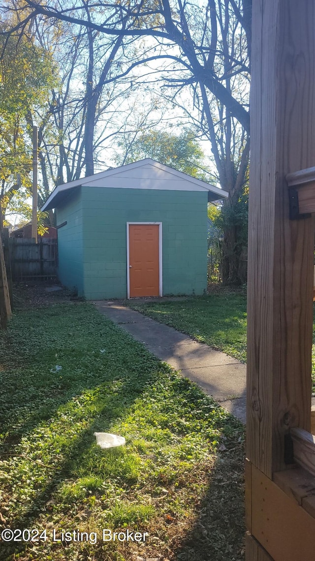 view of outdoor structure featuring a yard