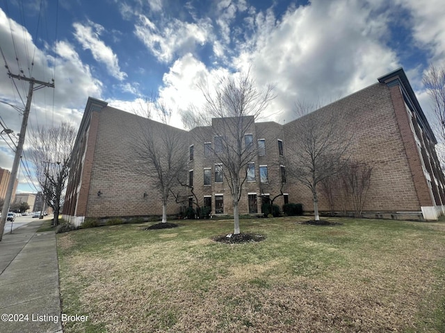 exterior space featuring a front yard