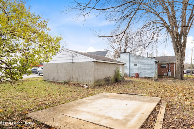 view of yard featuring a patio area