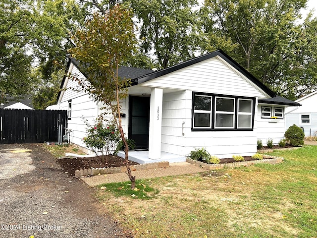 view of front of property featuring a front lawn