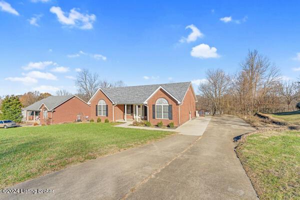 single story home with a front lawn