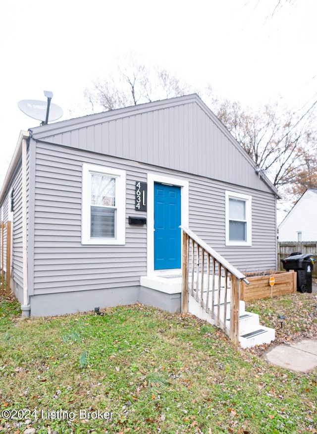 view of front of house with a front lawn