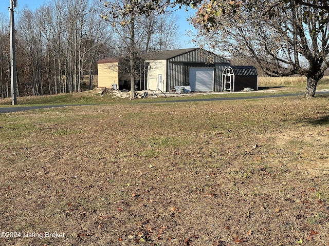 view of yard with a garage and an outdoor structure