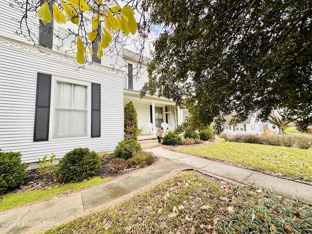 view of front of home featuring a front yard